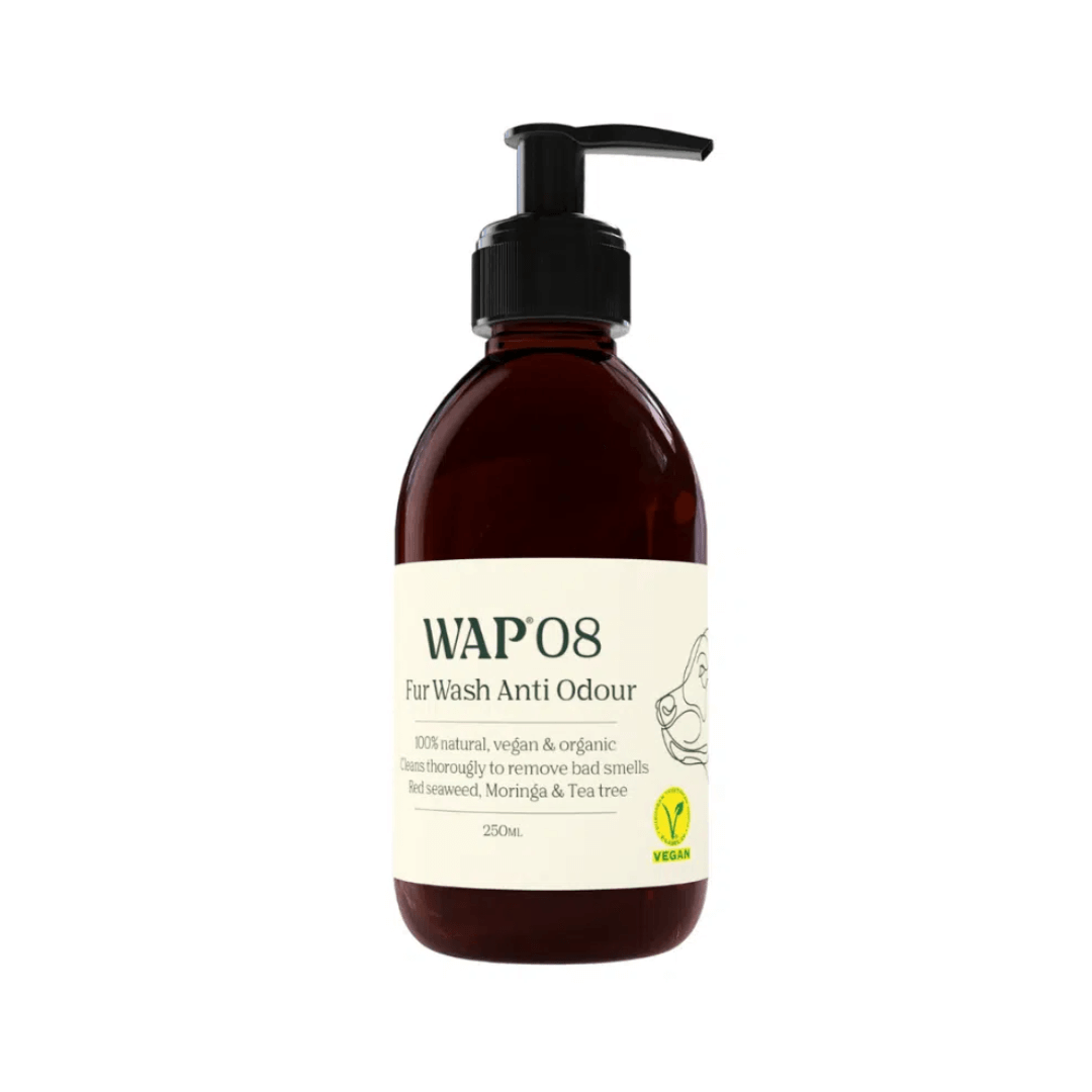Vegaaninen koirashampoo ruskeassa pumppupullossa.
