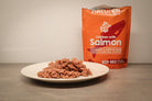 Naturea Salmon koiran märkäruoka lautasella