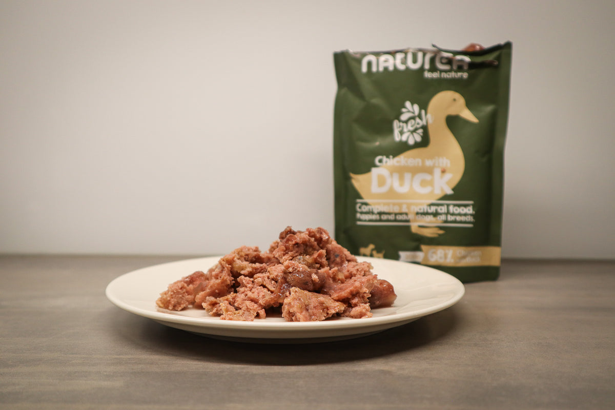 Naturea Duck koiran märkäruoka lautasella
